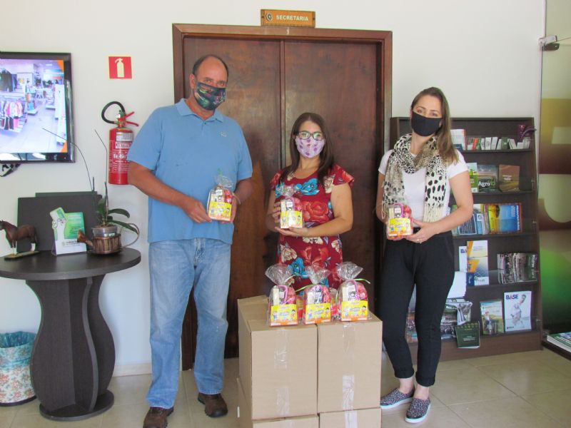 Sindicato Rural e Justiça do Trabalho entregam lembranças para o Dia das Crianças à Escola Municipal do Campo Lídia Scheidt Cury