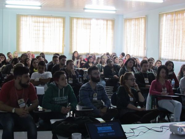 Semana Acad&ecirc;mica de Medicina Veterin&aacute;ria movimenta Unicentro com palestras e minicursos